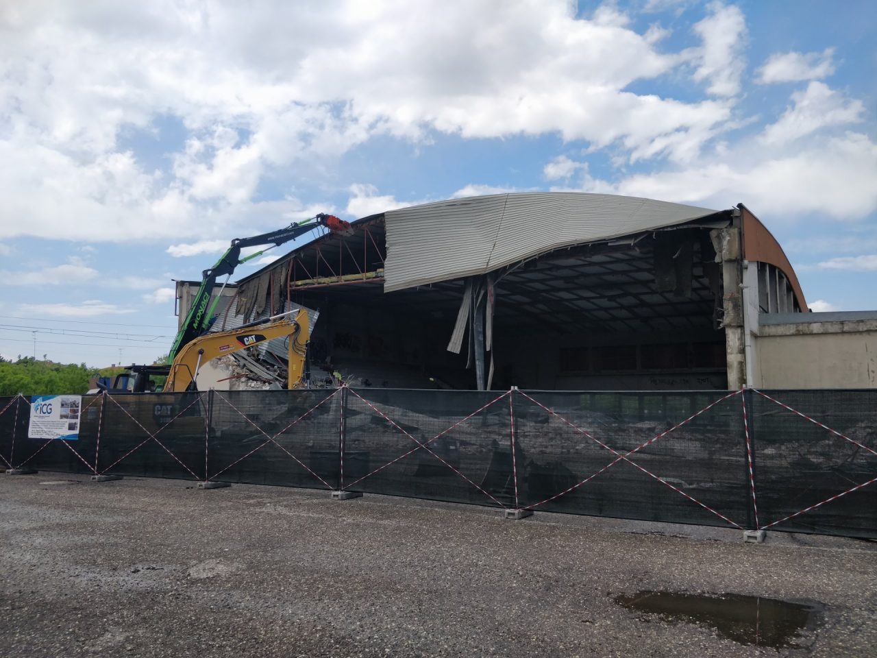 La demolizione del vecchio palasport