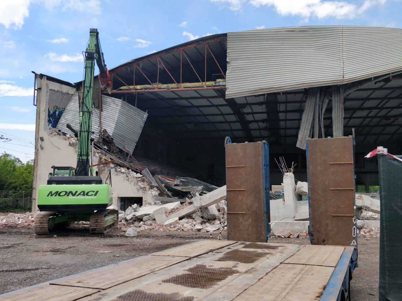 La demolizione del vecchio palasport