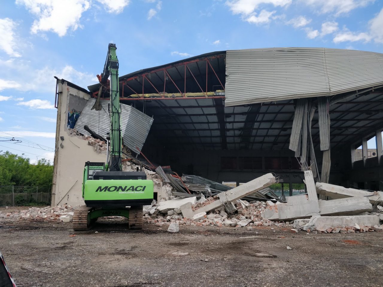 La demolizione del vecchio palasport