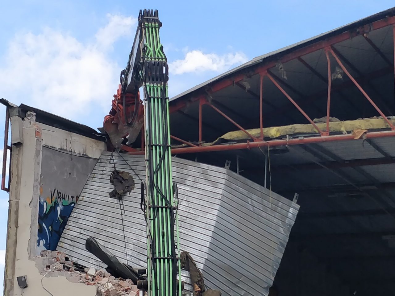 La demolizione del vecchio palasport