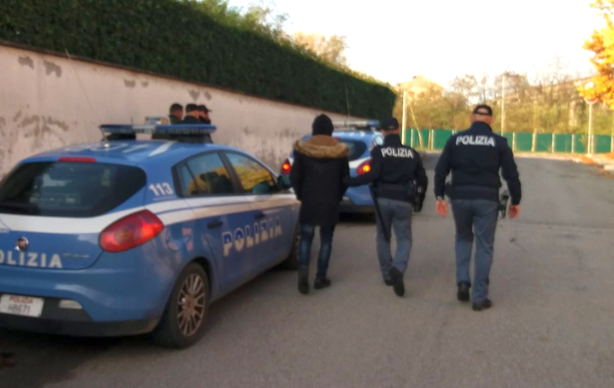 Maxi controlli di polizia a Mantova: daspo urbano e allontanamenti