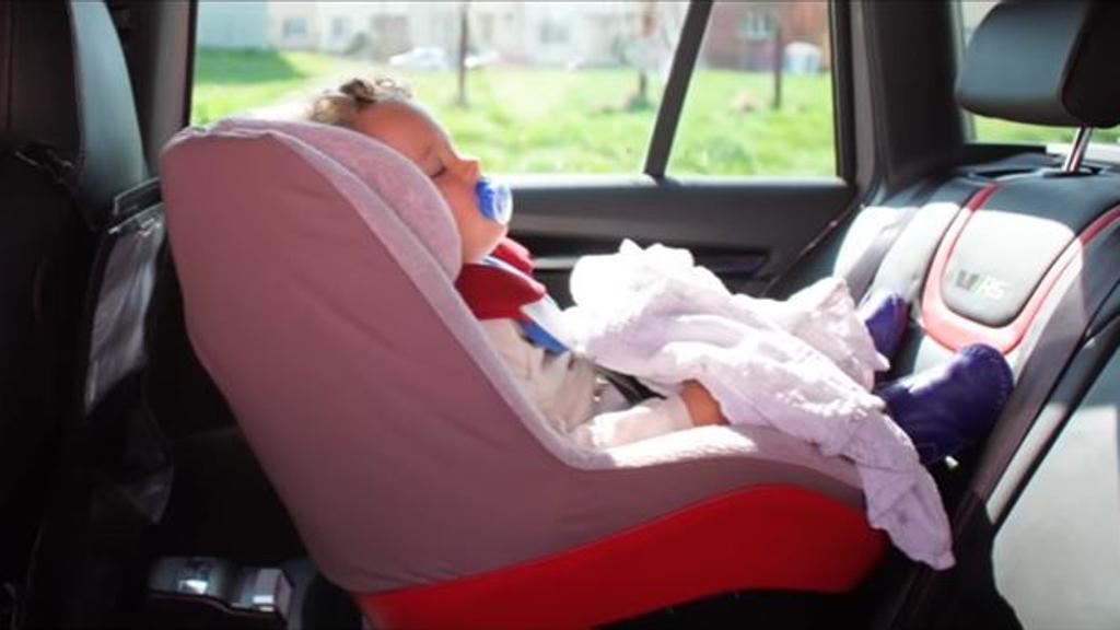 Figli abbandonati in macchina per fare la spesa, giocare alle slot e prostituirsi