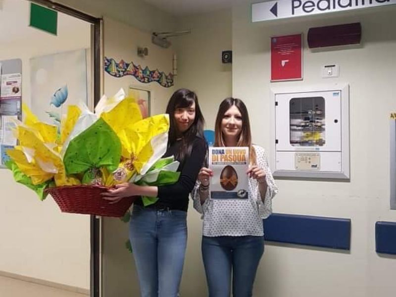 CasaPound consegna le uova di Pasqua al reparto pediatrico del Poma