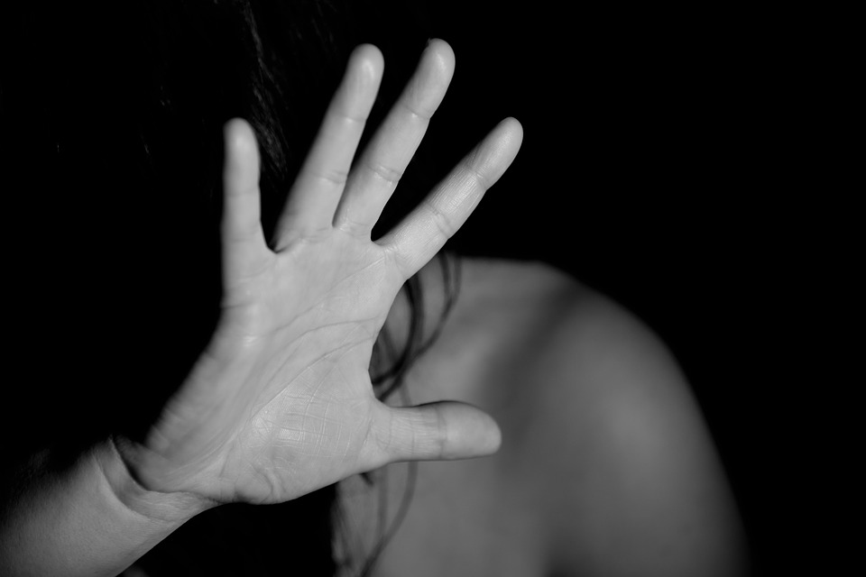 Si stanno separando, litigano e lui la spinge giù dalle scale