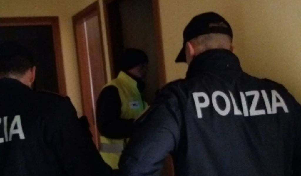 Aggredisce e minaccia con un coltello da cucina il coinquilino: portato in carcere