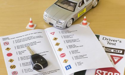 Esame di guida con suggeritori: due 34enni denunciati