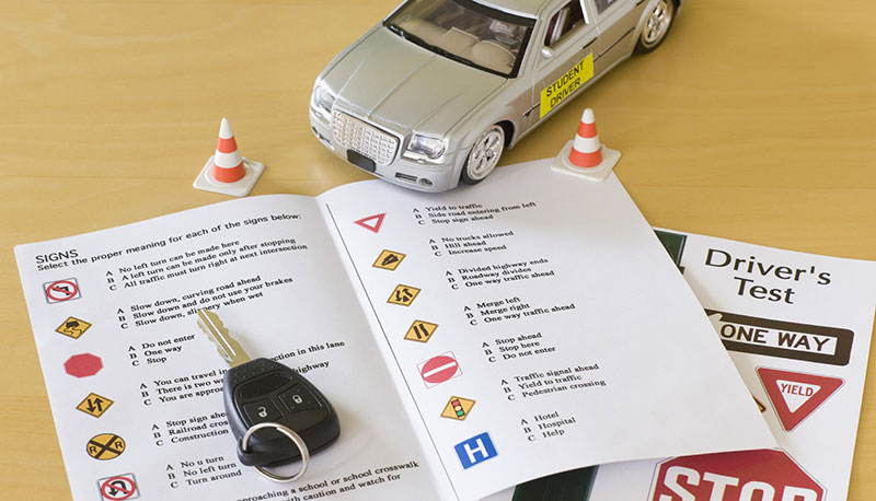 Esame di guida con suggeritori: due 34enni denunciati