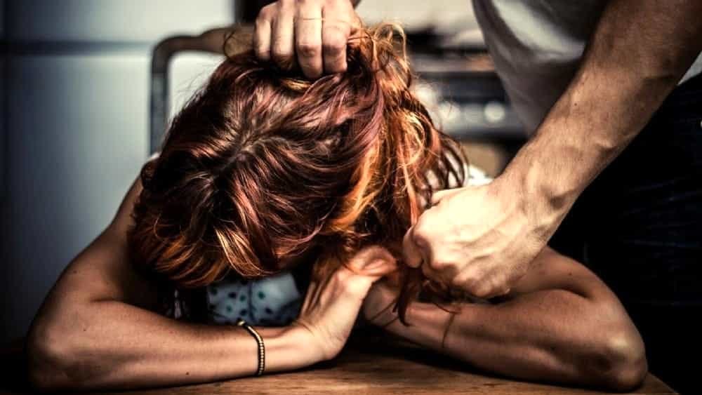 Spacca il braccio alla suocera e dà in escandescenza in ospedale per vedere il figlio ricoverato