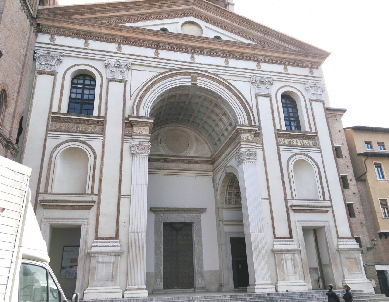“Adotta una sedia”: a Mantova la basilica di Sant’Andrea cerca aiuti