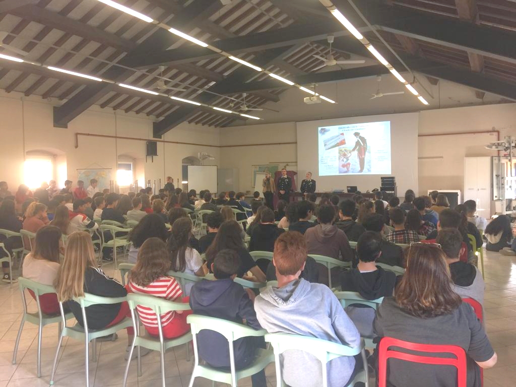 A scuola con i carabinieri: gli alunni imparano la Costituzione