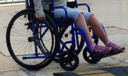 Schiaffeggia un disabile: vergognoso episodio su un autobus a Mantova