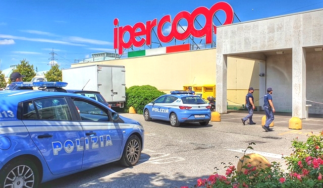 Chiedono soldi per i tossicodipendenti a suon di spintoni