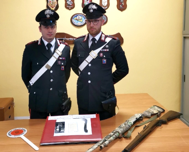 Cocaina, due fucili, un coltello: a Ostiglia 34enne nei guai