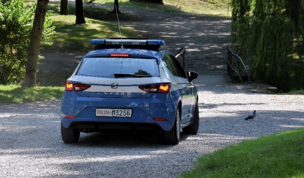 Si spoglia in un parco pubblico di Mantova pieno di bambini: bloccato 32enne