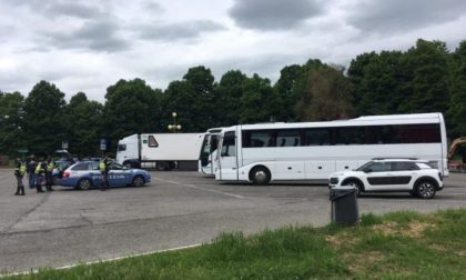 Ubriaco alla guida del bus: paura per una scolaresca in gita