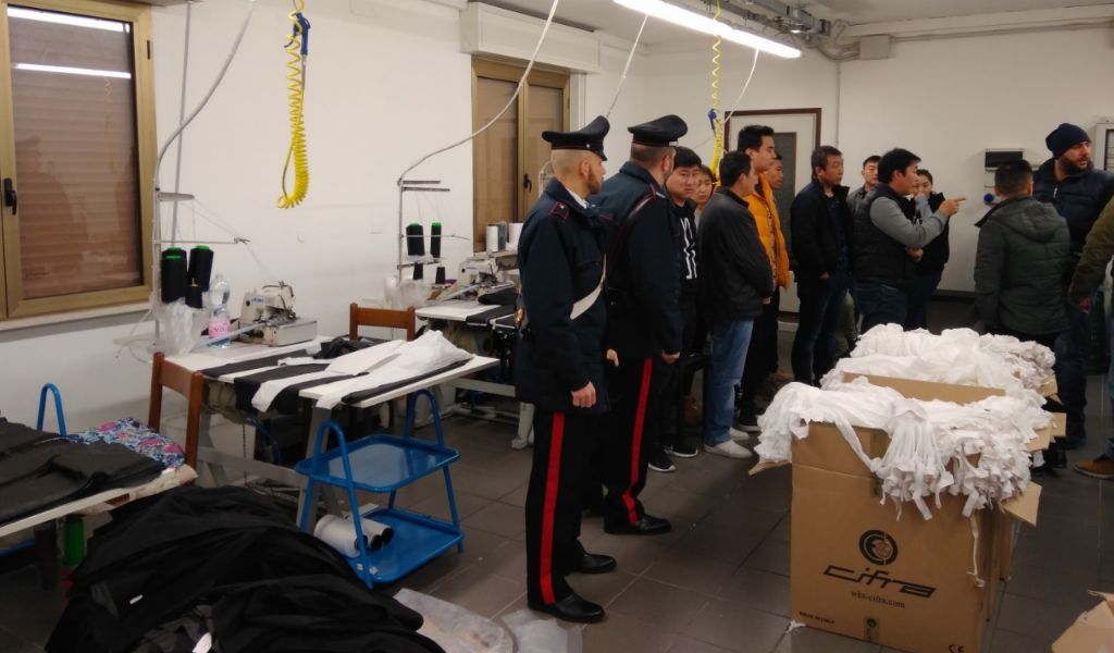 Ancora controlli nei laboratori tessili cinesi: un arresto