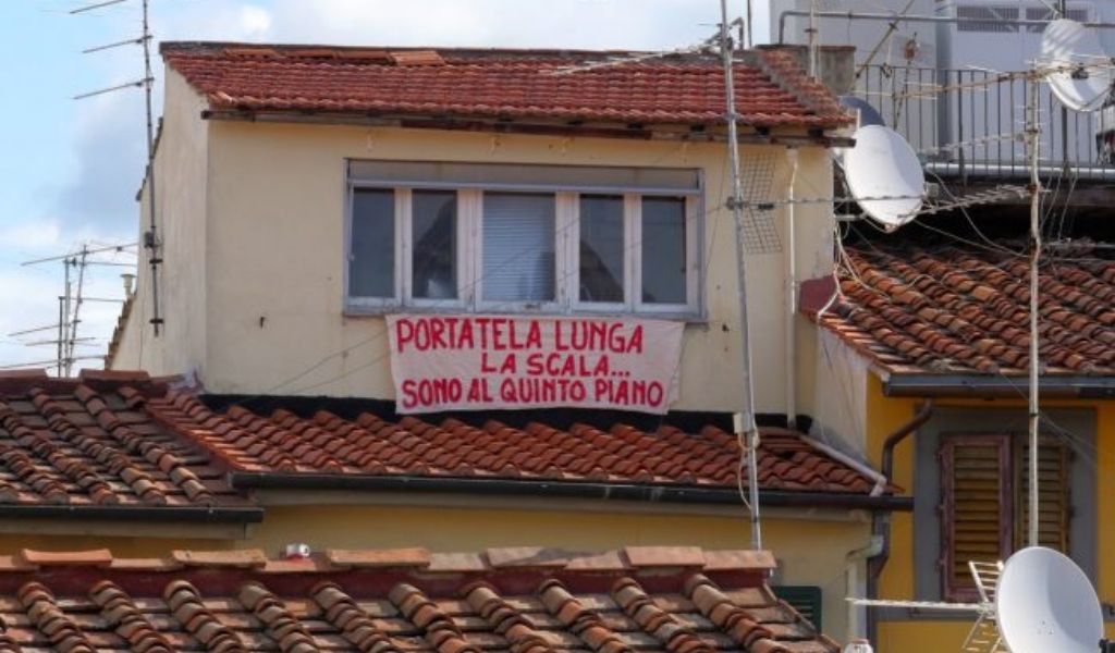 Da Firenze sfottò a Salvini su rimozione striscioni