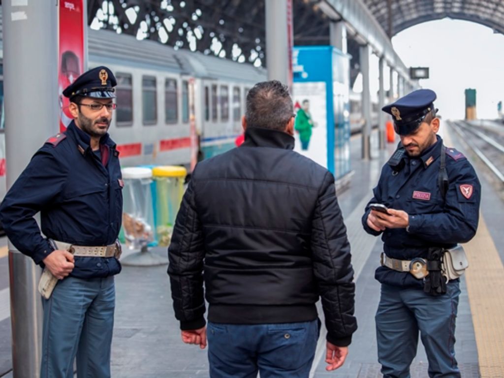 Atti osceni davanti a due giovani fratelli: 38enne denunciato in stazione a Mantova