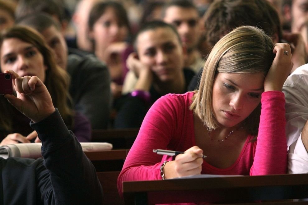 Giovani italiani: troppo lontani dai coetanei europei, povertà educativa