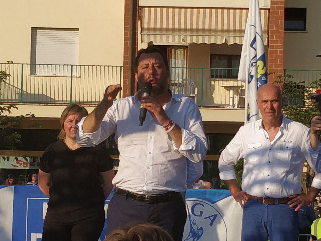 Salvini in piazza: “Porto Mantovano deve essere liberata” VIDEO FOTO