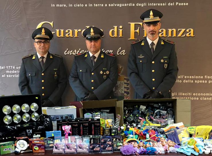 Maxi sequestro di prodotti non sicuri al mercato settimanale di Castel d’Ario