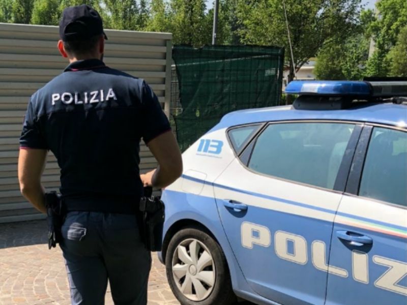 Scappa dal reparto psichiatrico, poi aggredisce i poliziotti: denunciato