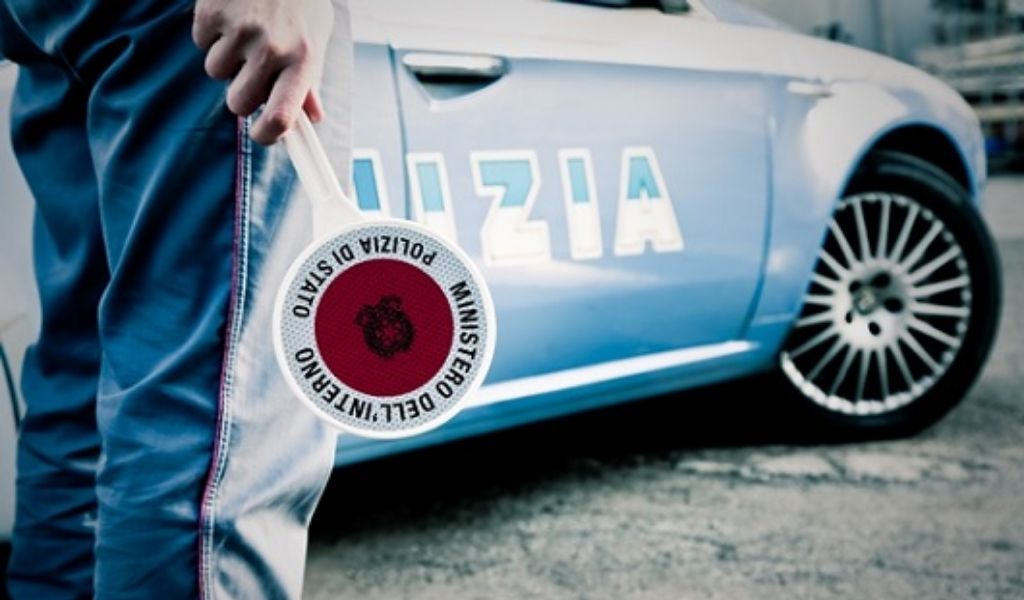 Perseguitano i vicini di casa con dispetti e insulti razziali: ammonimento del Questore