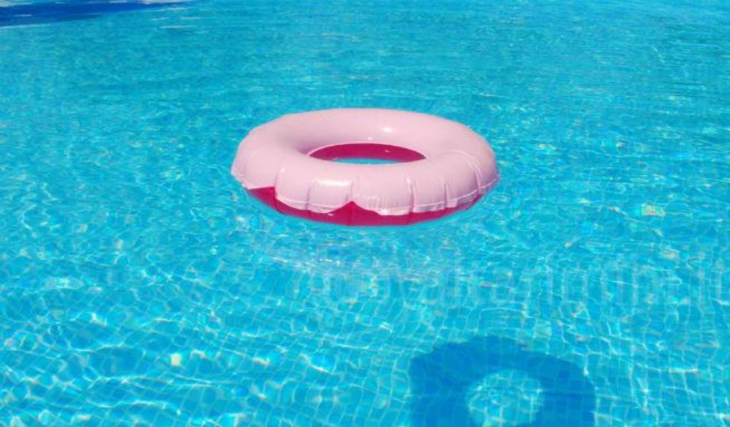 Bambina di 5 anni rischia di annegare in piscina: salvata dalla bagnina