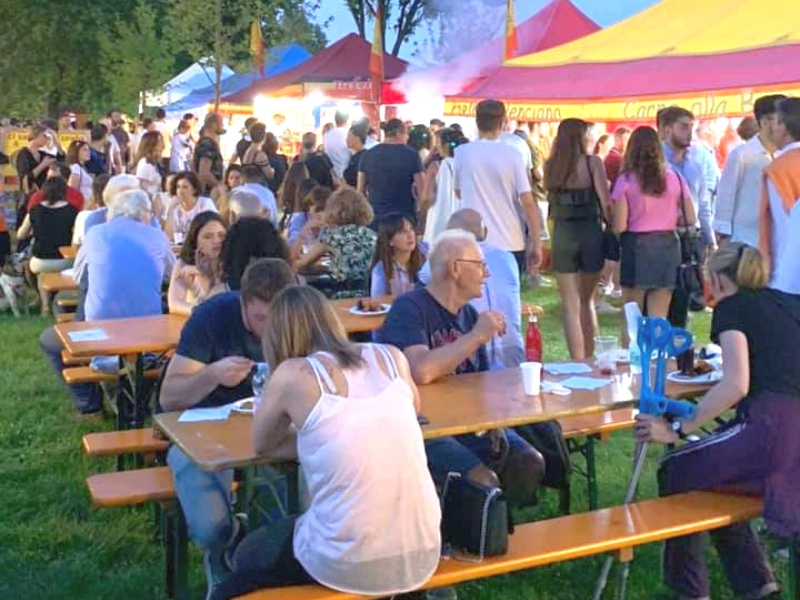 Fiera dei Mangiari a Mantova: tanta musica e i cani golden retriever