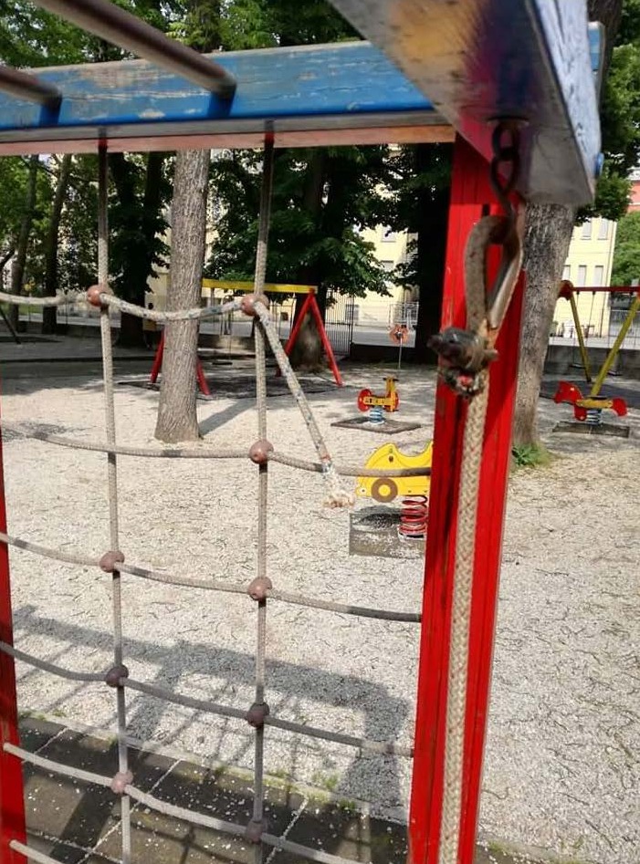 A Viadana il M5S vuole risposte sull'usurato parco giochi "Rotonda dei giardini"
