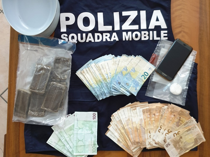 Nel frigorifero 7 panetti di hashish: arrestato pusher
