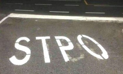 L'errore diventa virale a Goito: invece che "Stop" a terra compare "Stpo"