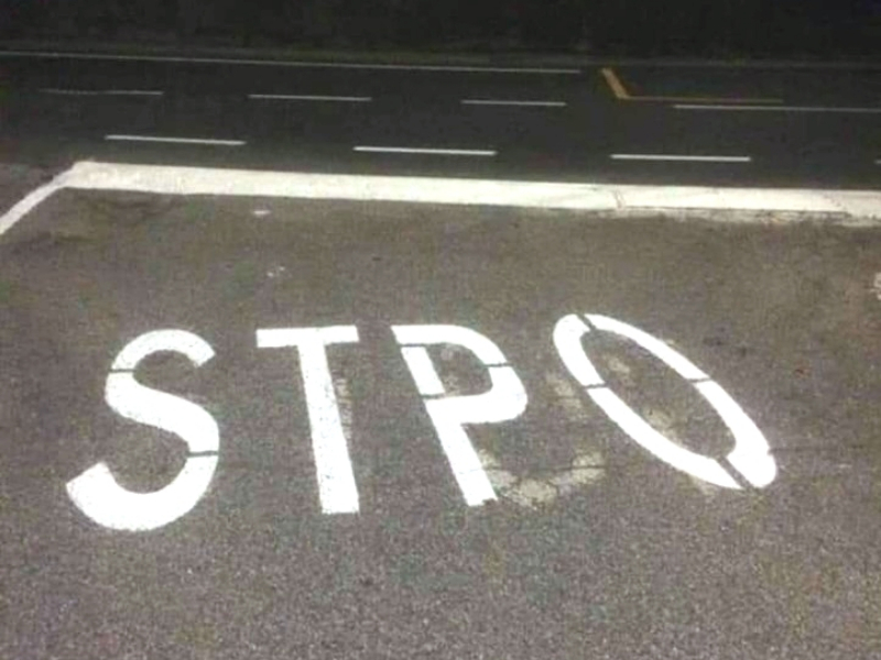 L’errore diventa virale a Goito: invece che “Stop” a terra compare “Stpo”