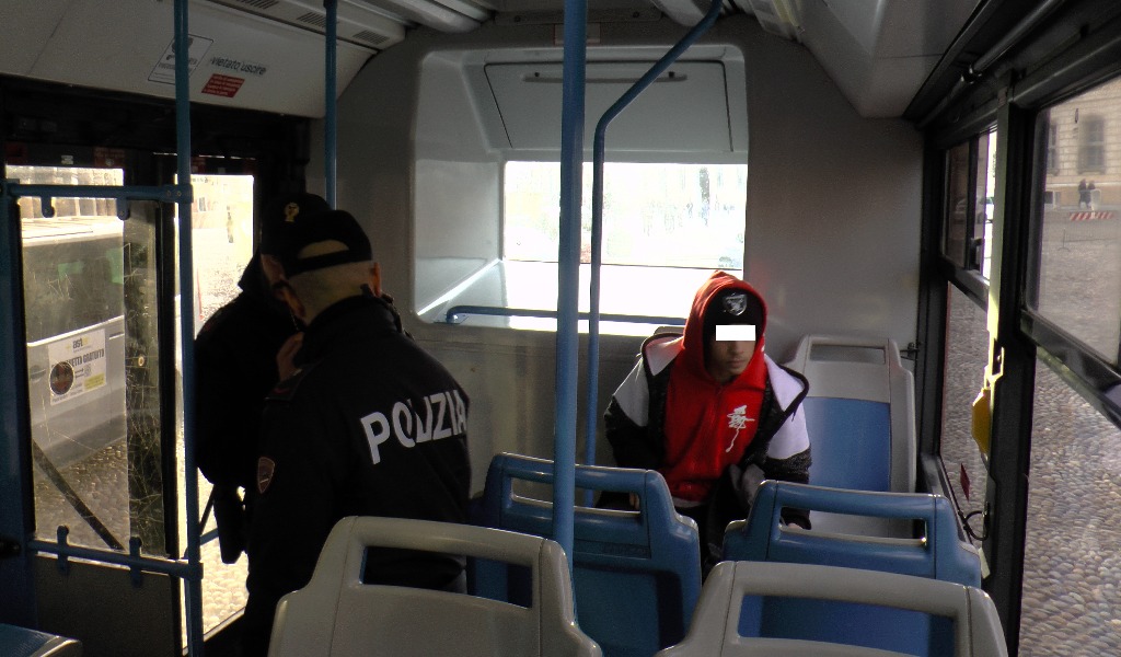 Violenza e aggressioni sui bus Apam: arriva il pulsante per chiamare il 112