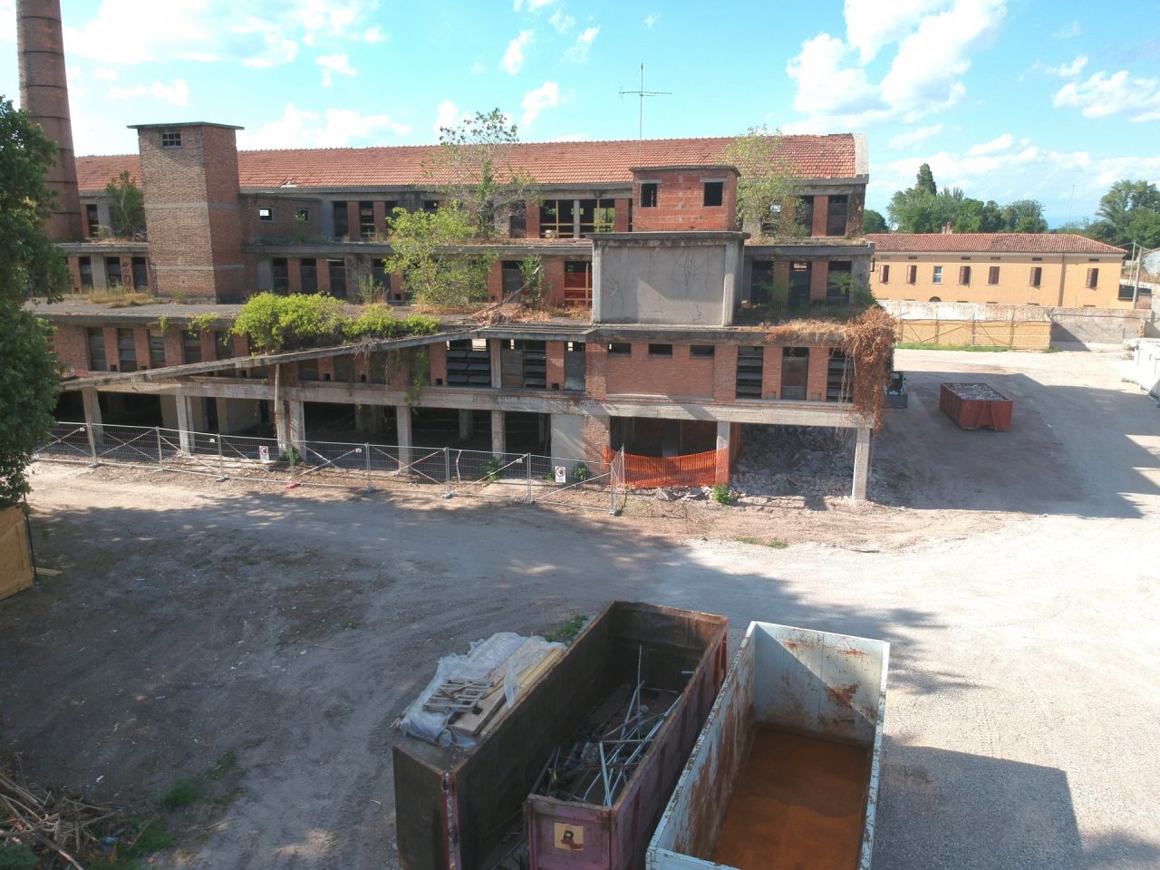 La demolizione dell'ex Ceramica