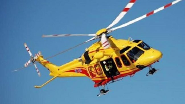 Resta folgorato mentre sta lavorando: gravissimo operaio 51enne