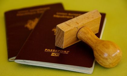 Esibisce un passaporto palesemente falso, denunciato cittadino cinese