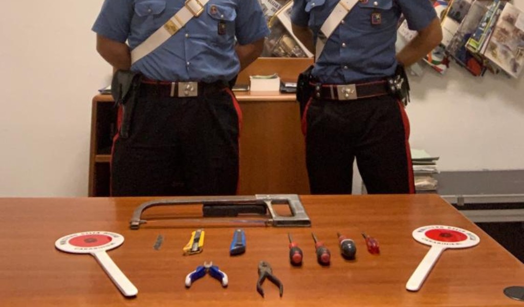 Marito e moglie scassinatori: ritrovati con tutto il materiale per effettuare il furto