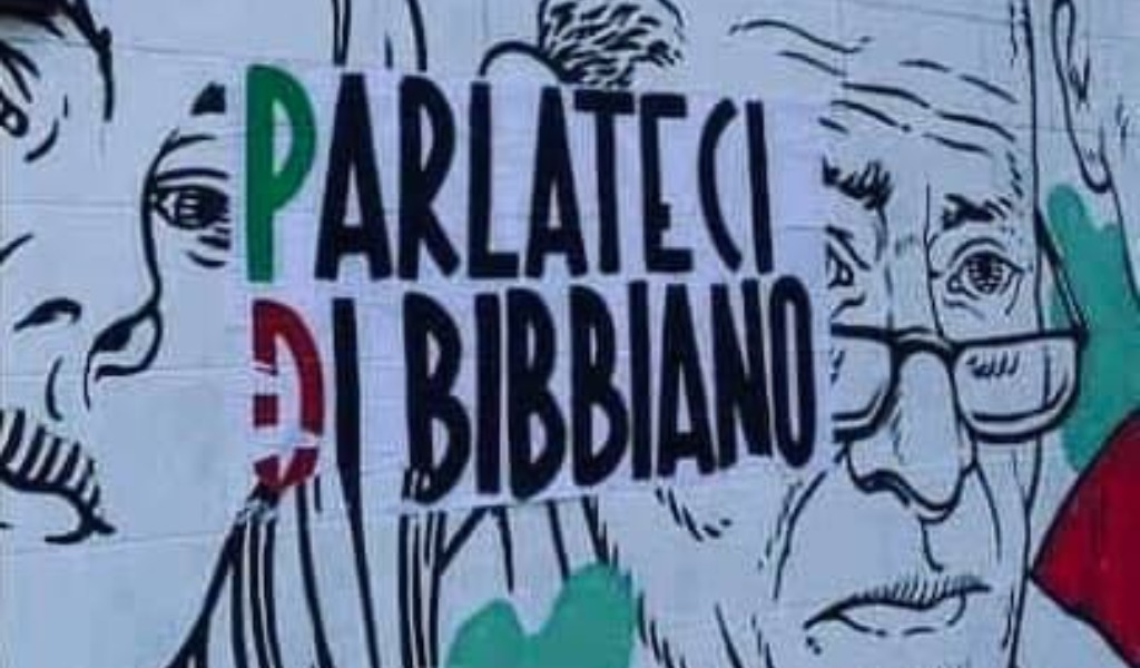 Denunciati i responsabili degli adesivi “Parlateci Di Bibbiano” affissi in Piazza Virgiliana