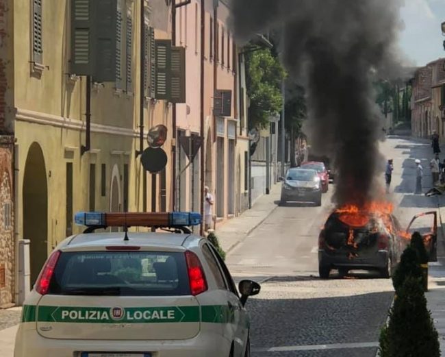 Auto in fiamme a Castiglione delle Stiviere: 13enne ustionato FOTO