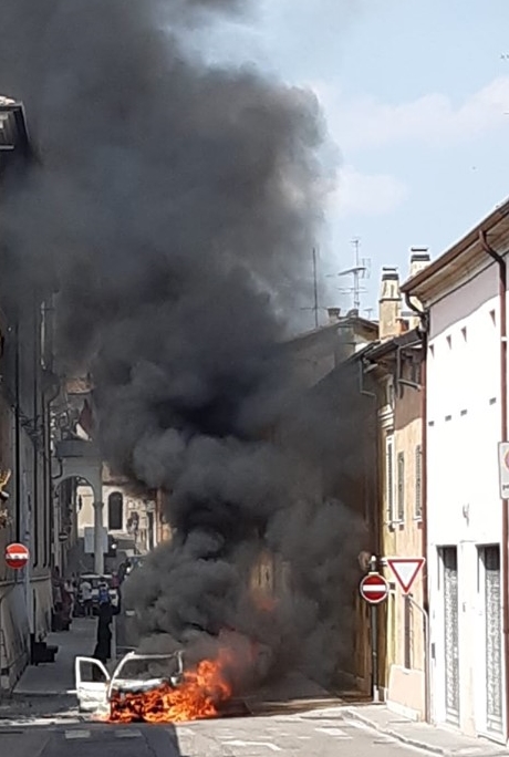 Auto in fiamme a Castiglione delle Stiviere: 13enne ustionato FOTO