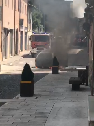 Auto in fiamme a Castiglione delle Stiviere: 13enne ustionato FOTO