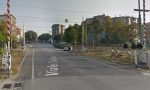 Attraversa i binari con le sbarre alzate ma sta per partire un treno: paura in viale Oslavia