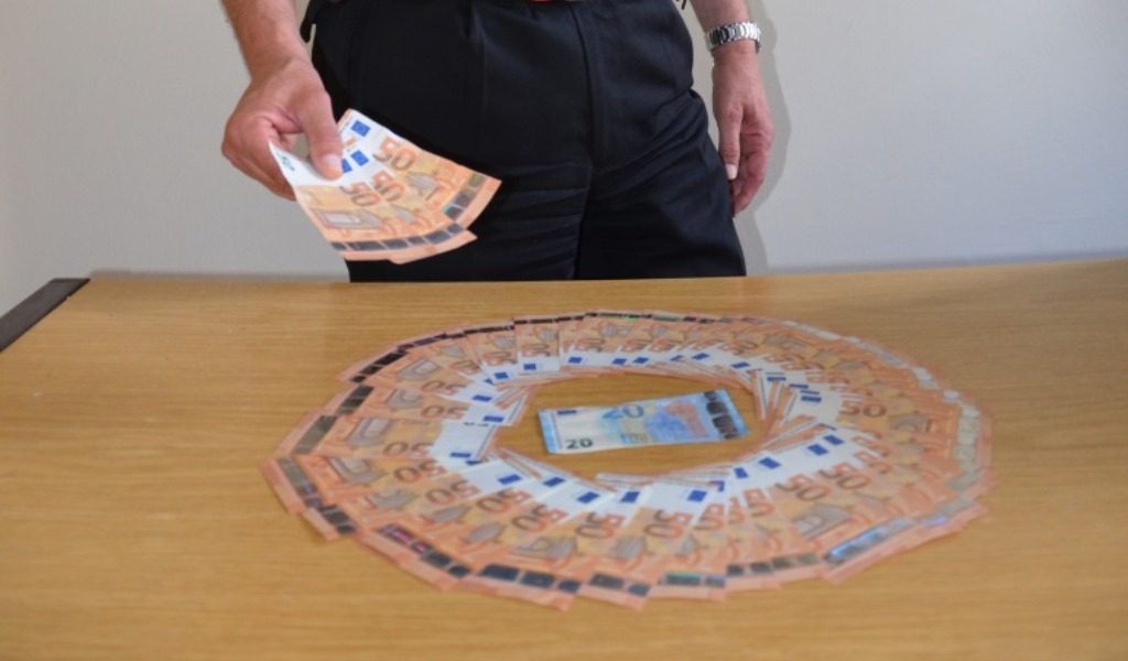 68 anni e 43 banconote false: beccato
