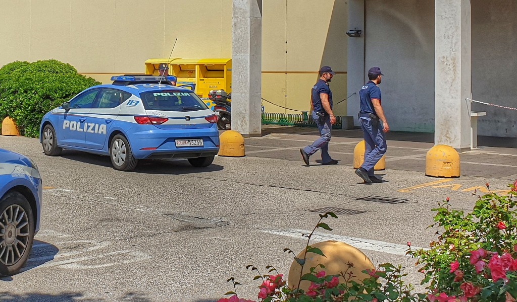 Vende sottobanco due cellulari: in realtà consegna un pacco di sale
