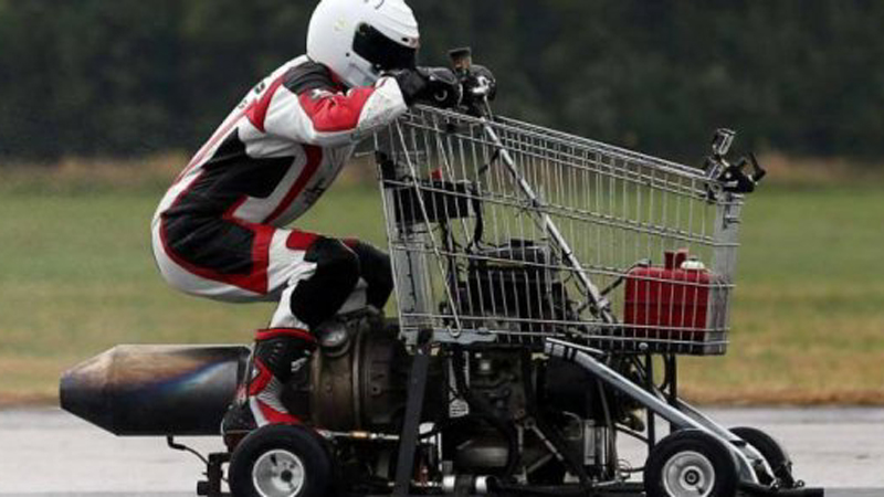 Giovane in trasferta in Piemonte per andare in supertrada… col carrello della spesa
