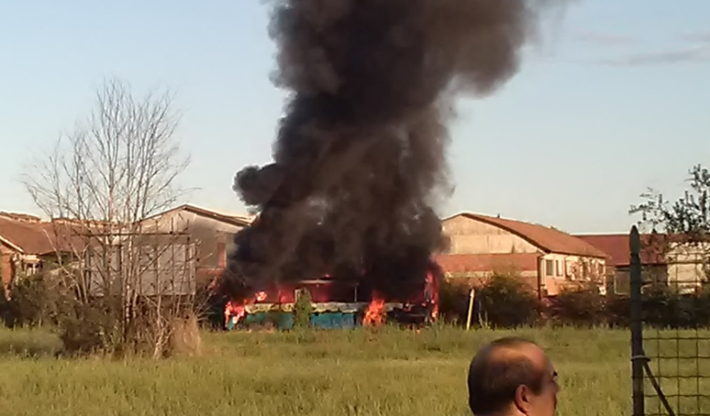 Pullman di linea divorato dalle fiamme, paura a Pegognaga