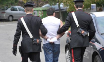 Non vede i Carabinieri arrivare: spacciatore ipovedente arrestato