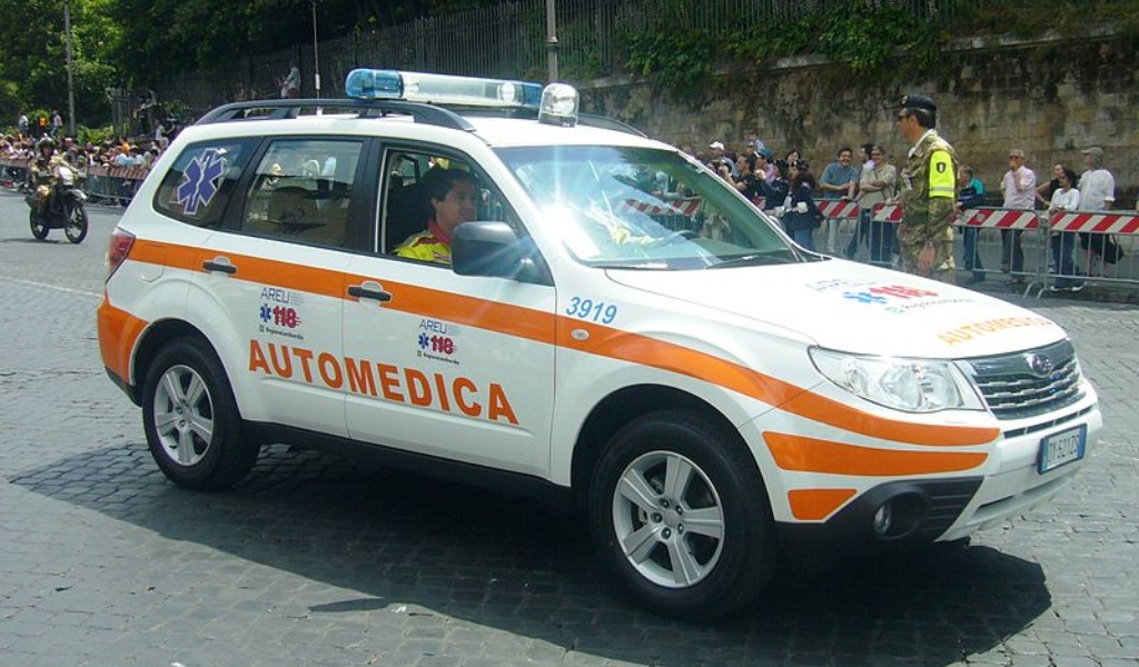 23enne si fa soccorrere e ruba il telefono dall’auto medica