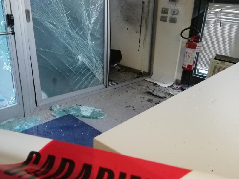 Fanno esplodere il Bancomat della BPM di Roverbella: via con il bottino
